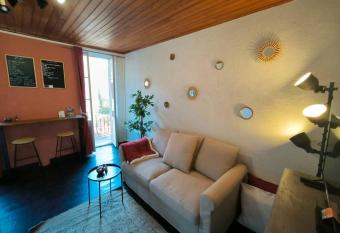   l  gant studio au centre-ville allows 18 year olds to book a room