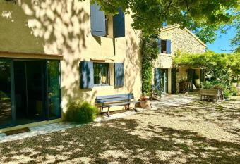 Charmant mas proven  al au coeur des vignes has Balcony rooms