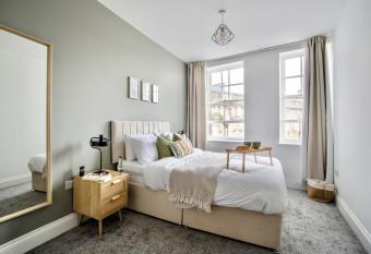 The Yorkshire Crown - Luxury Apartment - FREE PARKING Nearby allows 18 year olds to book a room