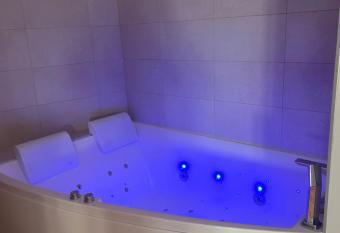 La suite Tournonaise has rooms with a private hot tub