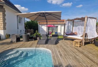 La Balinaise Chambre ind  pendante avec jardin et piscine proche Chantilly, PARC ASTERIX et gare TER pour PARIS en 19min,    15 min de Roissy CDG has Balcony rooms