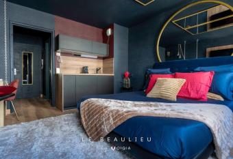 Le Beaulieu ~ Love Room ~ Baln  o ~ Vin p  tillant allows 18 year olds to book a room
