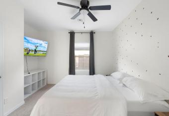 Albeniz Pl has Balcony rooms