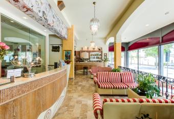 Hotel Splendid has Smoking/Balcony rooms