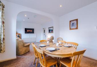 Professional Contractor s Retreat, Superfast WIFI, FREE Van Parking CCTV allows 18 year olds to book a room