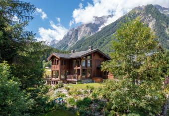 Chalet Cinq Moutons has rooms with a private hot tub