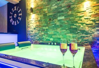 Love room au bord de l eau. L instant coquin allows 18 year olds to book a room