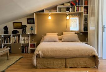 caillette allows 18 year olds to book a room