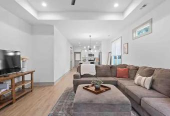 01 Discover Charm Cozy in the Heart of the City has Balcony rooms