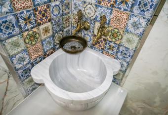 Bera Airport Hotel has rooms with a private hot tub