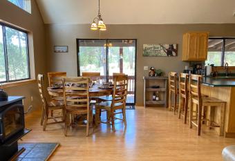 High Country Escape has rooms with a private hot tub