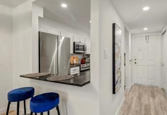 Cozy condo, centrally located in Naples. allows 18 year olds to book a room