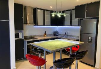 vista al mar frente a la playa has rooms with a private hot tub