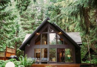 Mountainview Lodge has rooms with a private hot tub