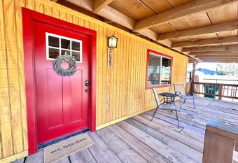 Red Door Cottage has Balcony rooms