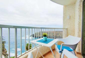 One bedroom apartment, ocean view, WiFi in Icod de los Vinos allows 18 year olds to book a room