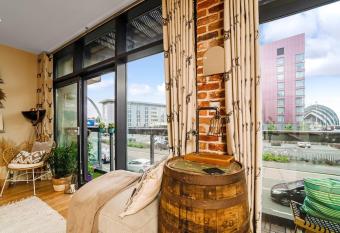 Luxury Huge Modern Open Plan 2Bedroom Flat - Free Private Parking & Balcony located at the OVO Hydro and SEC Centre has Balcony rooms