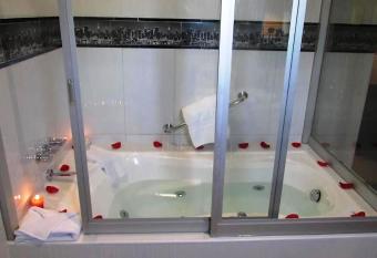 Refugio Andino Ollantaytambo has rooms with a private hot tub