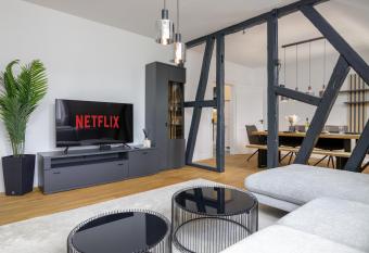 K&M - Luxuri  s - Mit Arbeitsplatz - Dachgeschoss allows 18 year olds to book a room