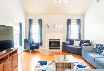 Deja Blue on Summit Ridge has rooms with a private hot tub