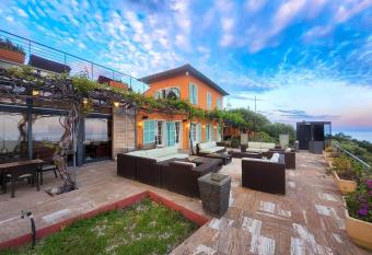 VILLA ROYAL DOMAIN, BnbRickeys has Balcony rooms