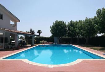 Villa c/Piscina 100mt dal mare Roma V has Balcony rooms