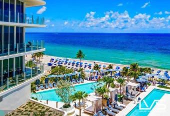 Four Seasons Ftl Beach 2 Bed 2bath Luxury Residence Direct Ocean Views has rooms with a private hot tub