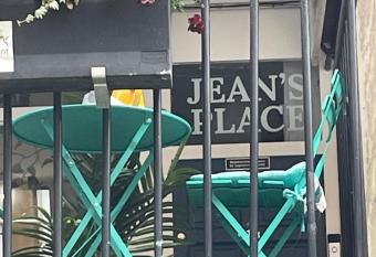 Jeans Place Watergate St Rows near racecourse has Balcony rooms