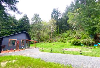 New, Modern, Country-feel, close to Arcata has Balcony rooms