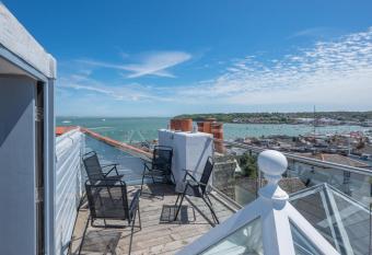 Cliffhanger 18 Castle Road has Balcony rooms