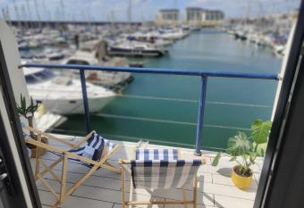 Tiny float home Brighton has Balcony rooms