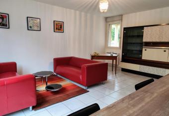 La curieuse petite maison has Balcony rooms