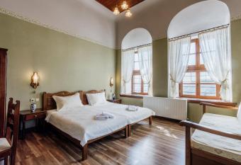 Archontiko Kantartzi allows 18 year olds to book a room