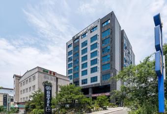 Browndot Hotel Incheon Songdo allows 18 year olds to book a room