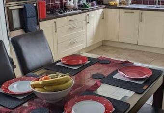 House with free parking and large garden has Balcony rooms