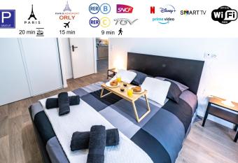 Massy Palaiseau TGV - Rer B&C - Free Parking allows 18 year olds to book a room