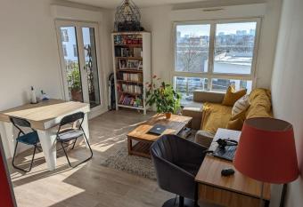 Appartement terrasse sur le canal de l   ourcq has Balcony rooms