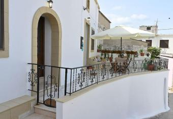 Cozy Traditional House has Balcony rooms