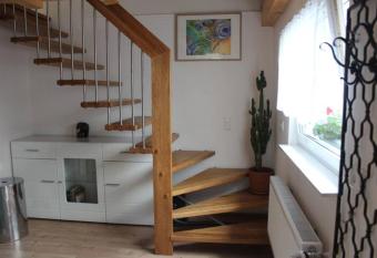 Kleines H  uschen am Garten in Darmstadt has Balcony rooms