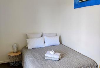 Spacieux appartement refait    NEUF - 4 pers - vue sur l hippodrome allows 18 year olds to book a room