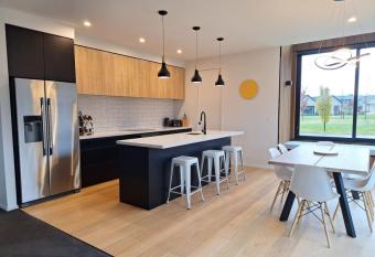 Fantastic family home Wanaka has Balcony rooms