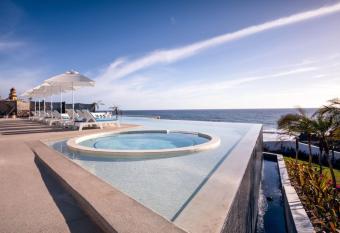 Luxury Oceanfront Condo with Jacuzzi allows 18 year olds to book a room