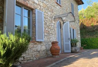 Chianti Art Room has Balcony rooms