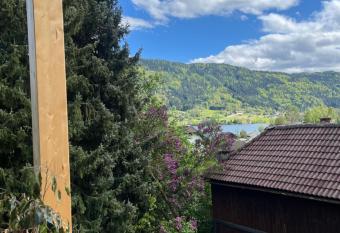 Apartments Fast Food Bodensdorf has Balcony rooms