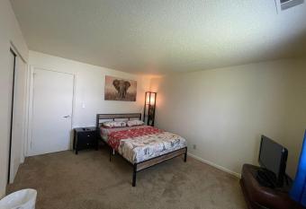 Private Room Oasis Ideal for Travelers & Workers has Balcony rooms