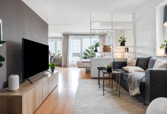 Ruhiges und modernes Zuhause has Balcony rooms