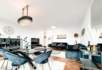 Moderne 110 m2 gro  e Gold night apartment has Balcony rooms