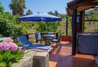 CASA R  STICA CON JACUZZI has rooms with a private hot tub