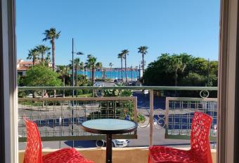 Sanary Port et Plages des L  nes has Balcony rooms