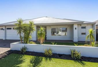 Beautiful, luxury and spacious house in Byford has rooms with a private hot tub